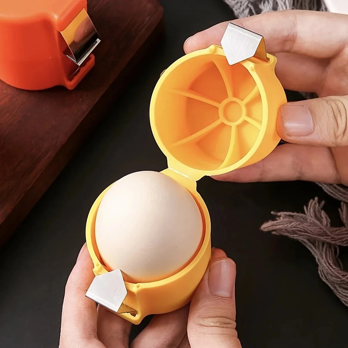 Egg Separator Tool - 卵分離器＆ピーラー - ブレード付きの素早く簡単な手動卵分離器、滑り止めベース、家庭料理やベーキングに最適なコンパクトデザイン