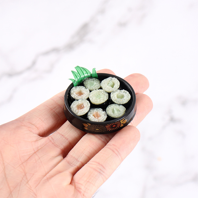 Kitchen Gadgets Gold - ミニゴールドパターン寿司盛り合わせ日本の弁当ミニチュア模造食品モデルドールハウス寿司セット遊び用食品キッチンアクセサリー小道具